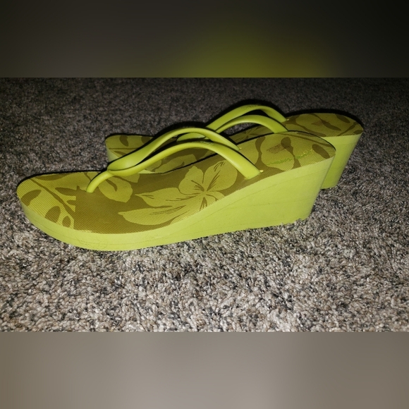 Old Navy| Floral Tropical Wedge Sandals - Picture 6 of 8